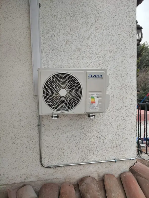 Unidad condensadora en muro exterior con canalización ordenada