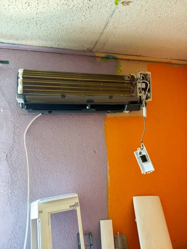 Unidad interior desarmada durante una mantención