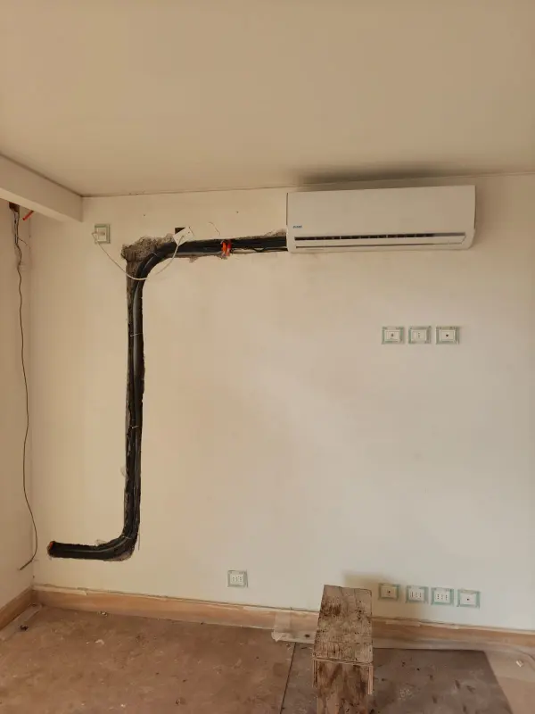 Instalación de split con cañerías embutidas en el muro