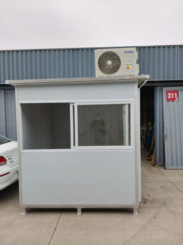 Caseta modular climatizada con su unidad condensadora