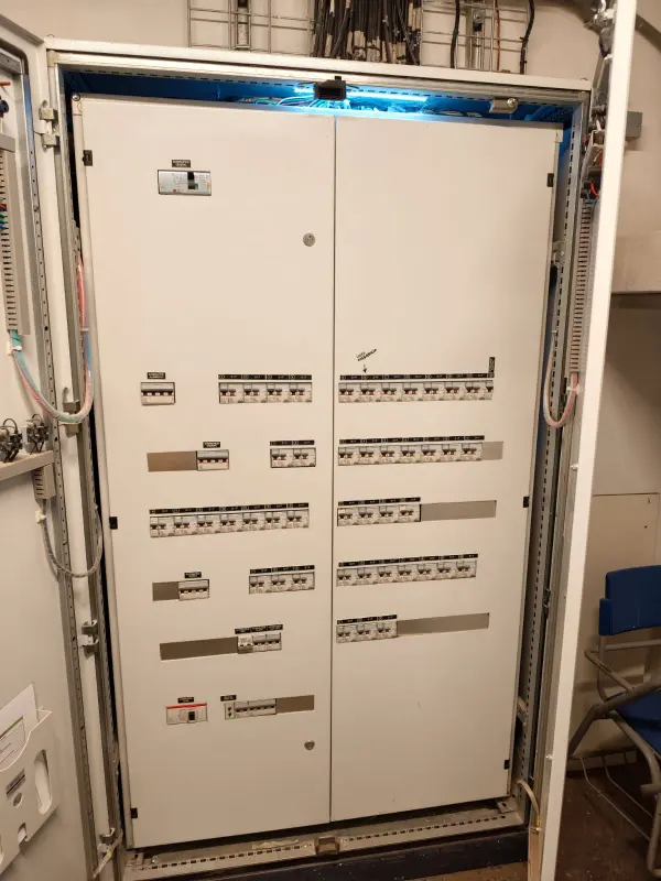 Tablero eléctrico general con circuitos rotulados