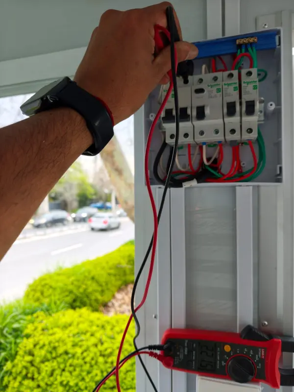 Medición de voltaje en un tablero eléctrico