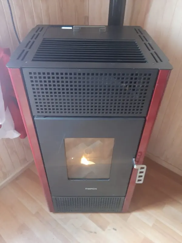 Estufa a pellet instalada en una casa